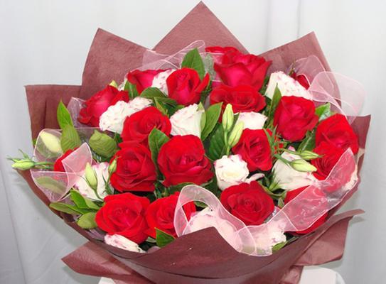 16朵红玫瑰的花语意义（红玫瑰的浪漫与热情）