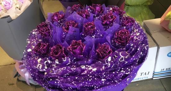 紫色玫瑰的花语与寓意（探寻紫色玫瑰传递的情感与象征）