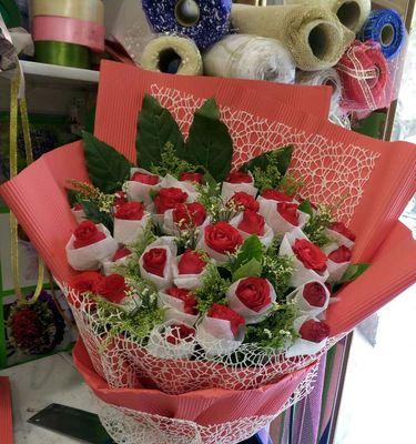 浓情蜜意，红色玫瑰花的象征意义（红色玫瑰花代表的19种情感与寓意）