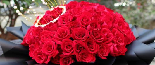 三朵玫瑰的花语含义（爱情、友谊和祝福）