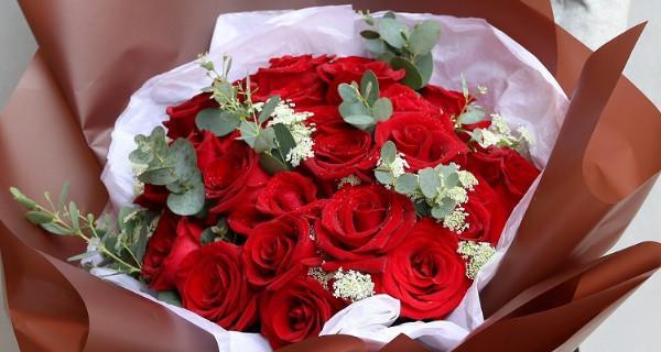 红玫瑰的象征意义——11朵红玫瑰代表什么（探究红玫瑰的深层象征意义及文化内涵）
