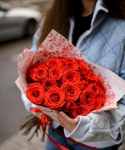 寓意深远的11朵玫瑰——传达爱情和感激的方式（用花语传递情感）