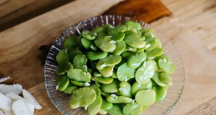蚕豆皮怎么剥（掌握蚕豆剥皮技巧）