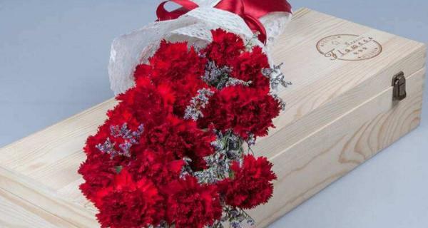 送康乃馨花语代表什么意思？花语背后的故事是什么？
