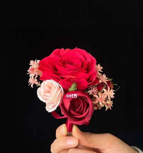 头夹红色玫瑰花的象征意义是什么？它在装饰中传递了哪种信息？