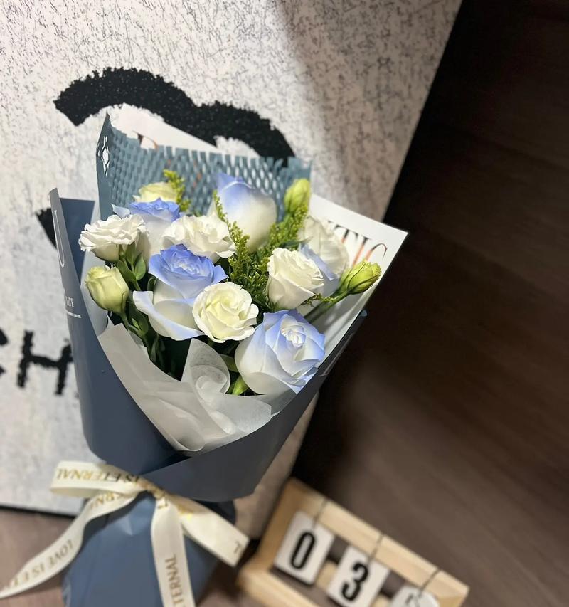 白玫瑰桔梗花束代表什么？白玫瑰桔梗花束的含义是什么？