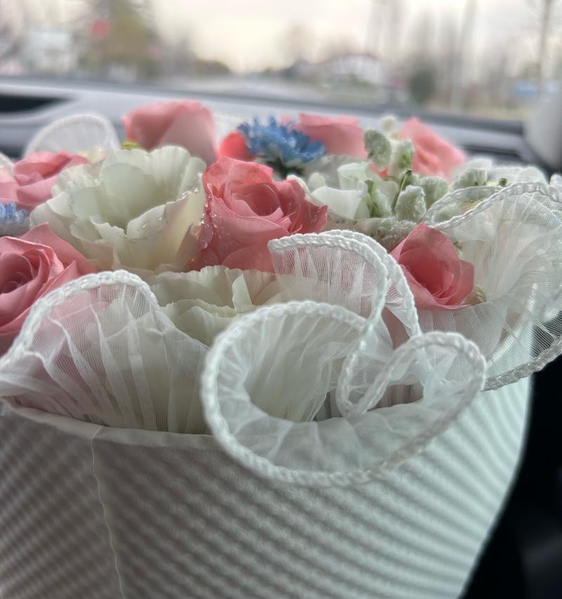 花瓶插粉玫瑰花的技巧是什么？