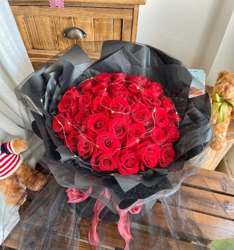 三色玫瑰的花语有哪些含义？