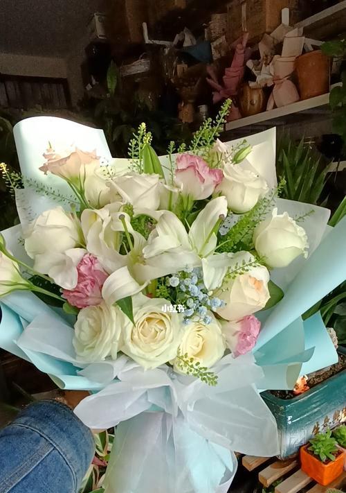白玫瑰与哪些花搭配更显优雅？如何进行花艺设计？