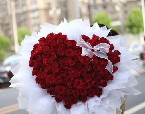 红色加白色玫瑰花的花语是什么？毛线花束有何寓意？