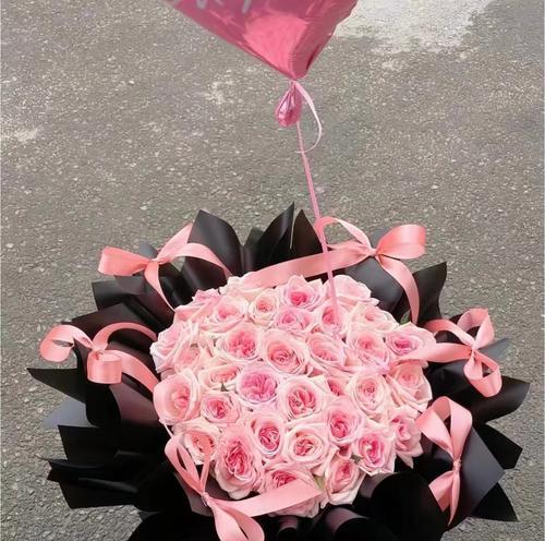 两束粉玫瑰的花语是什么？它们代表了怎样的情感？